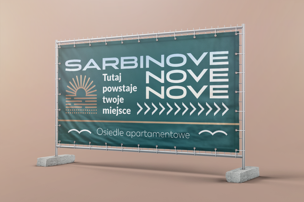 Baner na ogrodzeniu placu budowy Sarbinove z&nbsp;hasłem „Tutaj powstaje twoje miejsce”